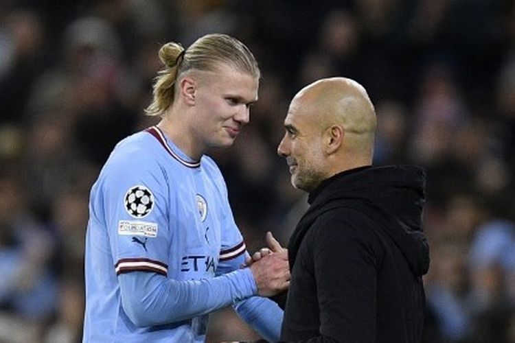 Striker Man City, Erling Haaland, saat berjabat tangan dengan sang pelatih, Pep Guardiola, setelah ditarik keluar dalam laga kontra RB Leipzig pada leg kedua babak 16 besar Liga Champions 2022-2023. Laga Man City vs Leipzig digelar di Stadion Etihad pada Rabu (15/3/2023). Terkini, Pep Guardiola sudah mengungkapkan alasan mengganti Haaland dalam pertandingan melawan Leipzig. (Foto oleh Oli SCARFF / AFP)