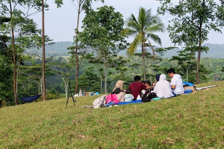 Ilustrasi pengunjung di Bukit Waruwangi di Serang, Banten.