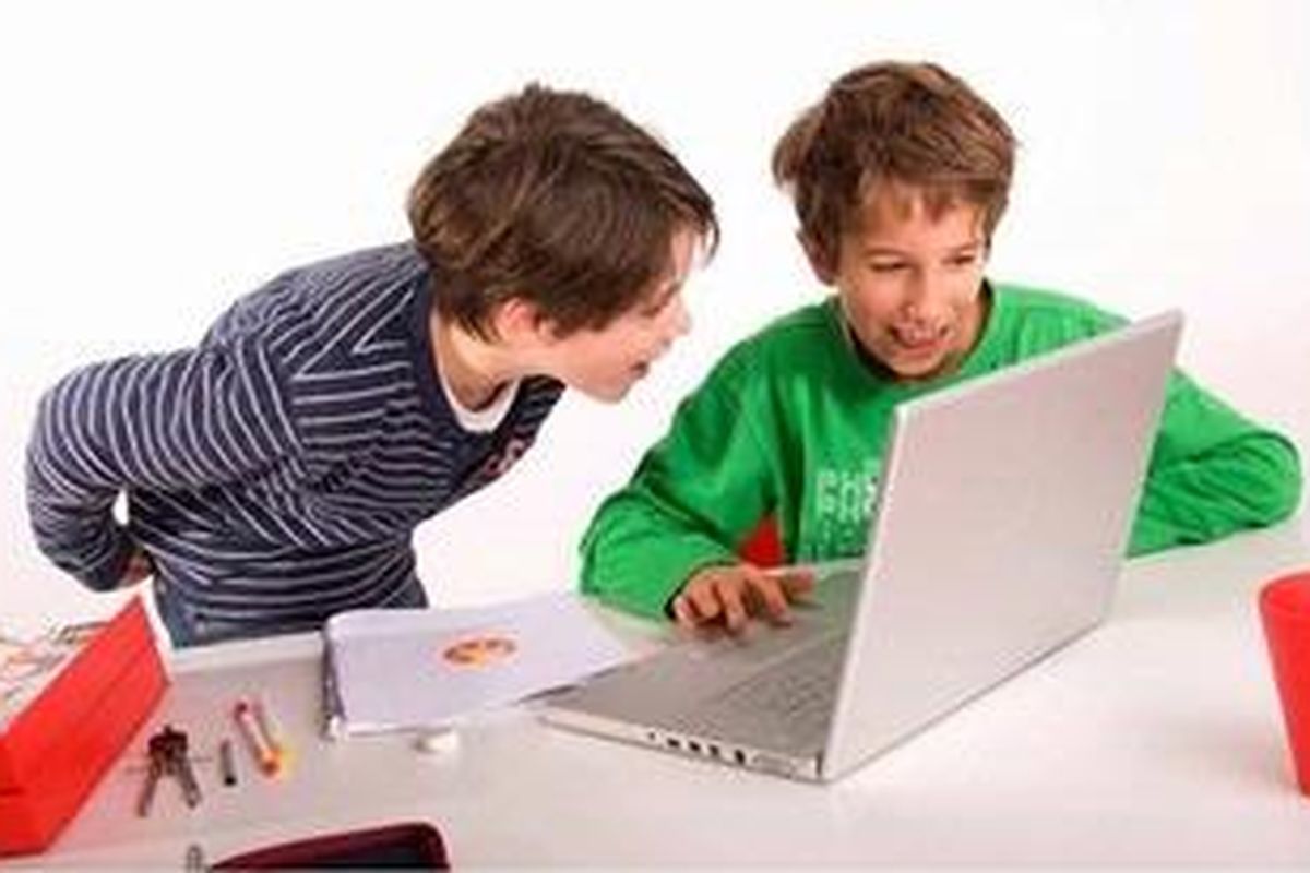 Buatlah kesepakatan bersama untuk membatasi waktu anak bermain game online.