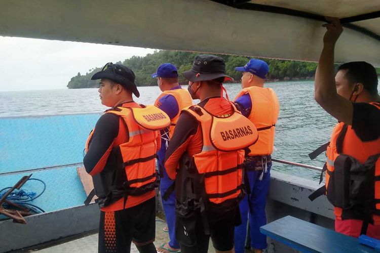 Tim SAR bersiap melakukan pencarian teehadap seorang nelayan asal desa Haruku, Kabupaten Maluku Tengah yang hilang saat melaut, Sabtu (30/7/2022)
