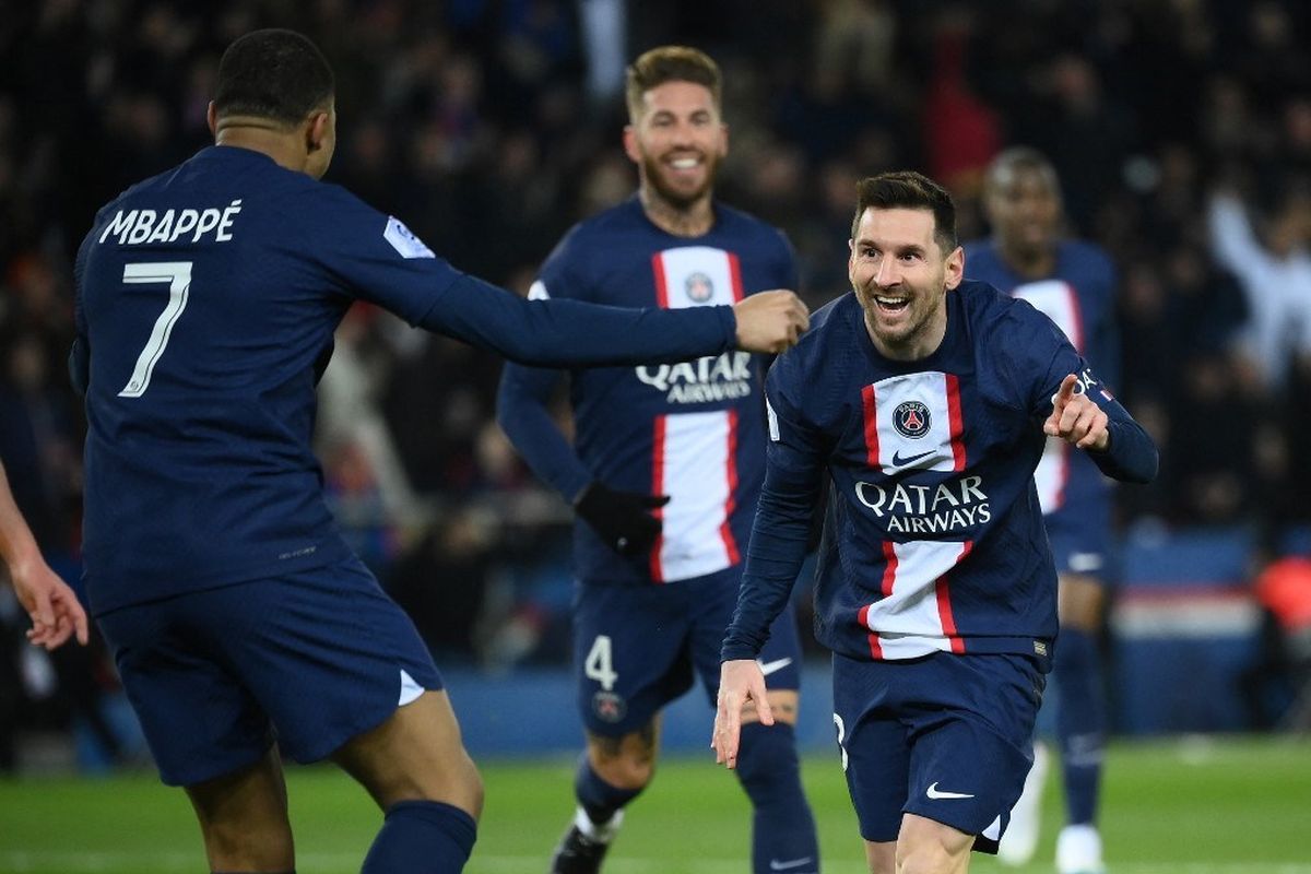 Kylian Mbappe (kanan) merayakan gol yang dicetak Lionel Messi (kiri) dalam laga Liga Perancis 2022-2023 antara PSG vs Nantes di Stadion Parc des Princes, 4 Maret 2023. Terkini, Messi dkk akan bersiap menuju laga leg kedua 16 besar Liga Champions 2022-2023 antara Bayern vs PSG di Allianz Arena, Kamis (9/3/2023) dini hari WIB. (Photo by FRANCK FIFE / AFP)