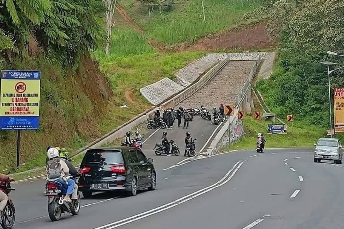 Parkir motor di jalur penyelamat