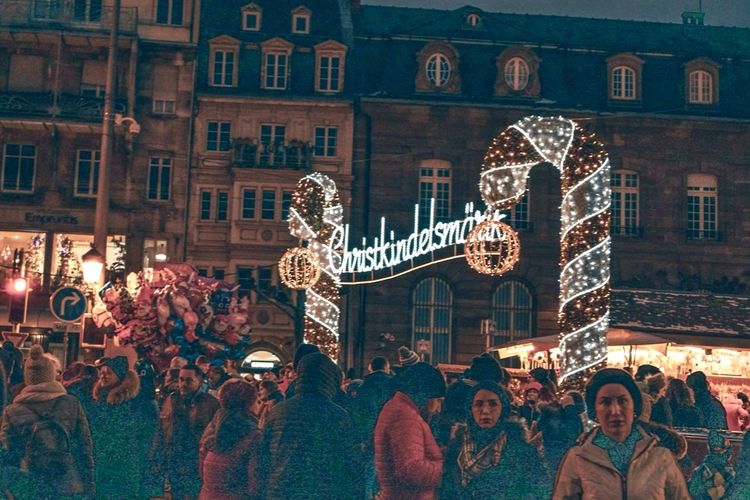 Christkindelsmärik tradisional di sekitar katedral hingga Village du Partage yang menawan, yang mengedepankan keberlanjutan dan konsumsi etis