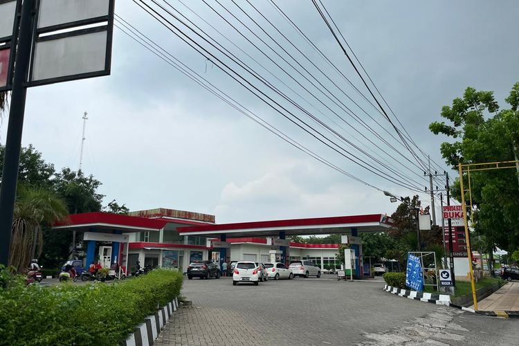 ANTRE—Warga mengantre mengisi bahan bakar minyak di SPBU di Jalan Diponegoro, Kota Madiun, Jawa Timur, Selasa (28/10/2025).