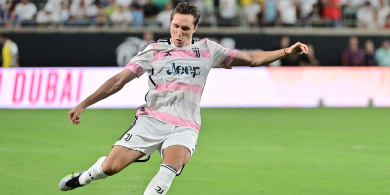 Penyerang Juventus Federico Chiesa berusaha melakukan tembakan ke gawang pada babak kedua melawan Real Madrid selama pertandingan persahabatan pramusim di Camping World Stadium pada 2 Agustus 2023 di Orlando, Florida.