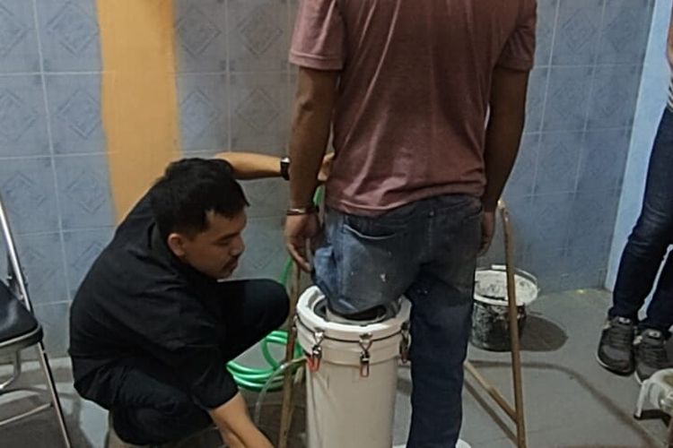 Seseorang sedang mencoba teknologi PCast untuk mempermudah pencetakan kaki palsu. Rencananya, kaki palsu itu akan diberikan pada 1000 disabilitas. 