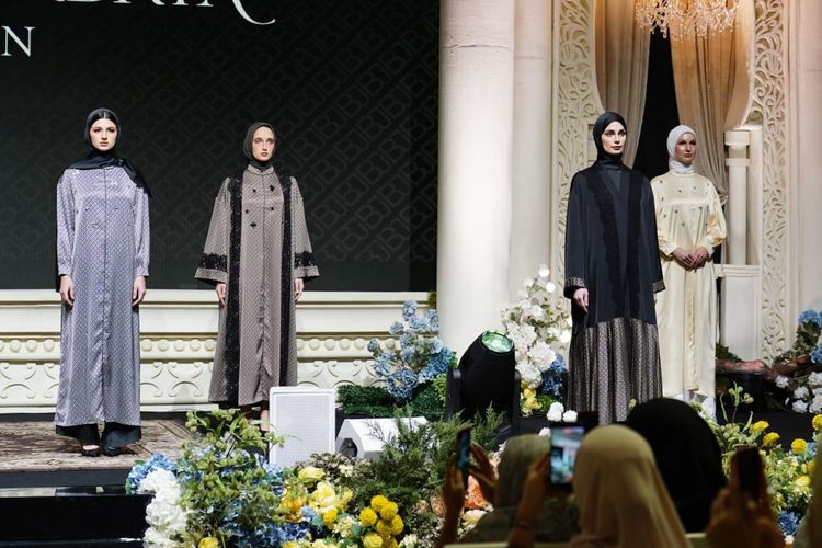 Elegan, Monogram dan Embellishment Warnai Abaya Benang Jarum Black Label