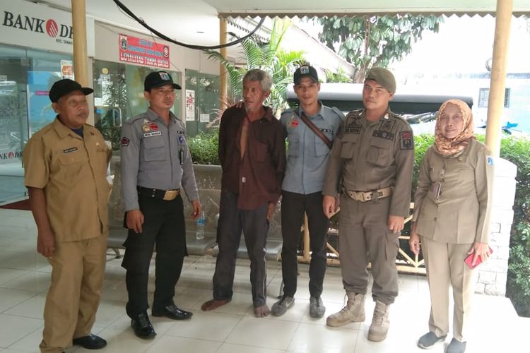 Dinas Sosial mengamankan pengemis yang berpura-pura pincang di Jalan Gelora, Senayan, Jakarta Pusat, Selasa (12/11/2019).