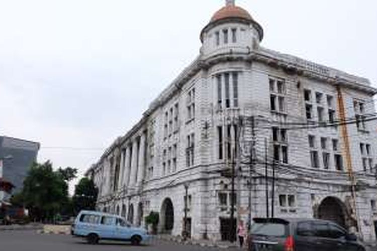 Salah satu gedung di kawasan kota tua yang dahulu adalah gedung Bank Chartered.