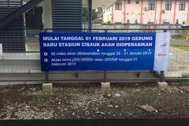 Stasiun Cisauk di Tangerang, Banten kini memiliki wajah baru. Fasilitas di stasiun yang akan diresmikan pada 1 Februari itu memiliki sejumlah fasilitas penunjang  seperti eskalator dan lift. Terdapat juga toilet untuk difabel serta umum dengan kondisi yang bersih. Skywalk sepanjang 450 meter juga dibangun untuk menghubungkan langsung Stasiun Cisauk dan Terminal Intermoda BSD, Rabu (30/1/2019).