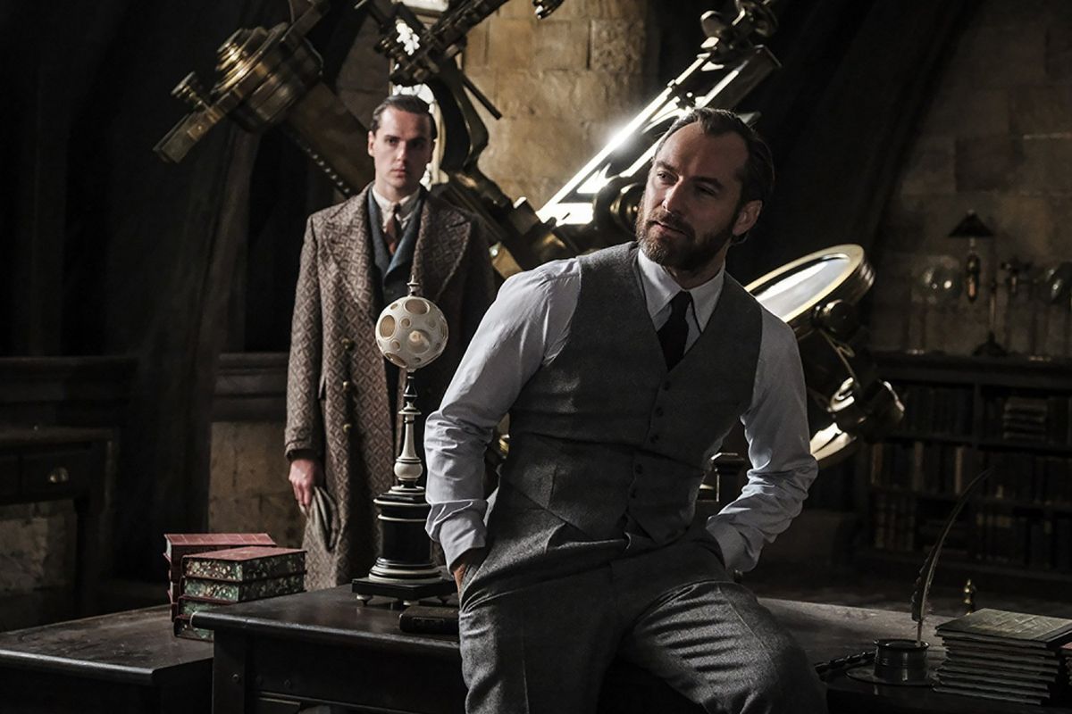 Jude Law berperan sebagai Dumbledore dalam Fantastic Beasts: The Crimes of Grindelwald (2018).