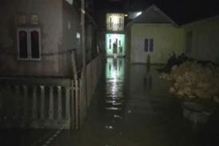 Jalan dan rumahnya tergenang banjir, warga kota pasnagkayu terpaksa mebongkar jalan aspal dan gorong-gorong yang dinilai jadi pemicu banjir di kawasan mereka.