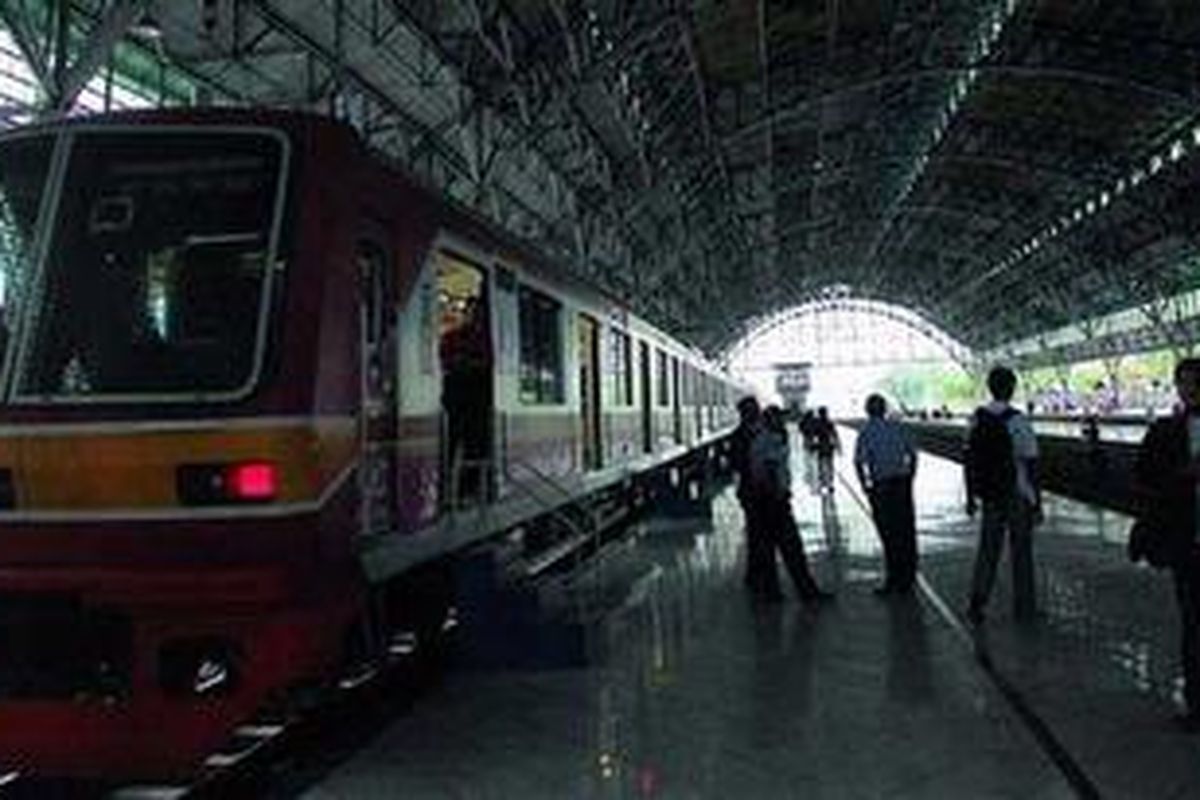 Sejumlah warga menikmati suasana Stasiun Tanjung Priuk, Jakarta Utara, saat berkunjung ke salah satu stasiun tua di Jakarta, Minggu (20/11/2011). Banyaknya stasiun tua bisa menjadi salah satu obyek wisata di Jakarta.