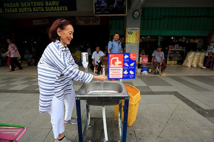Pemkot Surabaya terus mengedukasi warga untuk menerapkan PHBS, salah satunya dengan rajin cuci tangan dengan sabun dan air bersih.