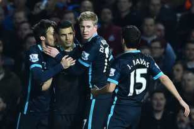 Para pemain Manchester City merayakan gol Sergio Aguero ke gawang West Ham, Sabtu (23/1/2016). 