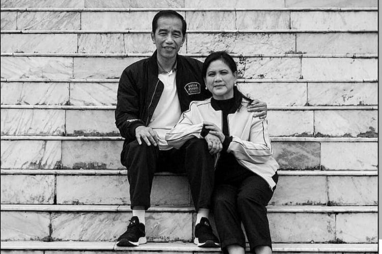 Kepala Negara Joko Widodo berpose mesra dengan Ibu Negara Iriana. Foto hitam putih ini menjadi salah satu gambar yang diunggah ke akun Instagram cucu pertama mereka Jan Ethes, selain sekian banyak foto kemesraan keluarga mereka. 