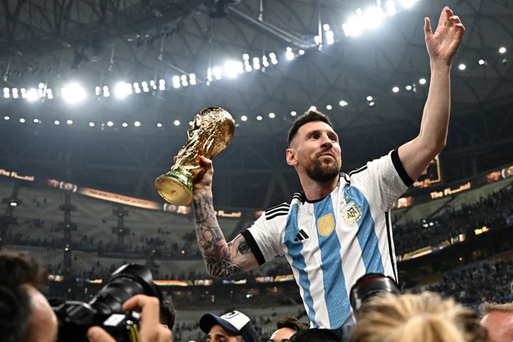 Lionel Messi mengangkat trofi Piala Dunia 2022 usai Argentina meraih kemenangan atas Perancis dalam laga final Piala Dunia 2022 di Stadion Lusail, Doha, Qatar, 18 Desember 2022. Terkini, Messi mengonfirmasi bahwa ia tidak akan bermain pada Piala Dunia 2026.