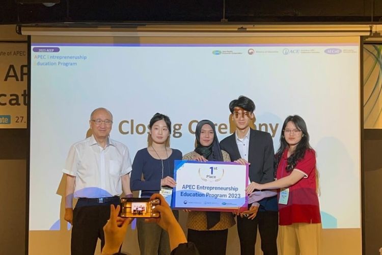 Mahasiswi Administrasi Bisnis Politeknik Negeri Sriwijaya (Polsri), Agnes Monica terpilih menjadi juara 1 bersama anggota tim lainnya dalam kompetisi APEC Entrepreneurship Education Program (AEEP 2023) di Seoul, Korea Selatan.