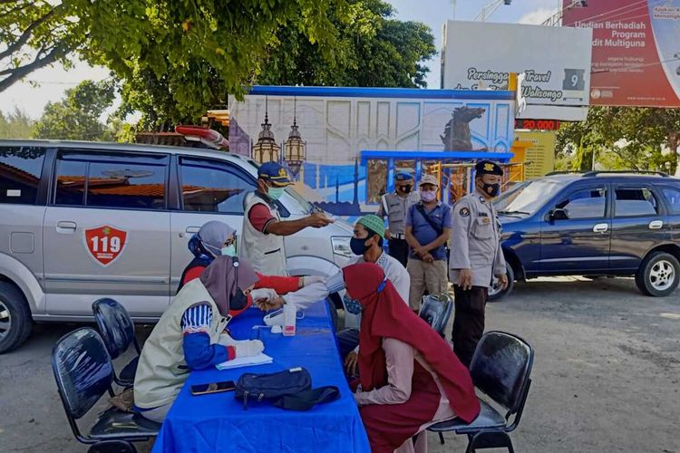 Tenaga medis melakukan rapid test kepada pengendara yang melintas di pos penyekatan Kota Pasuruan, Jawa Timur, Sabtu (15/5/2021).
