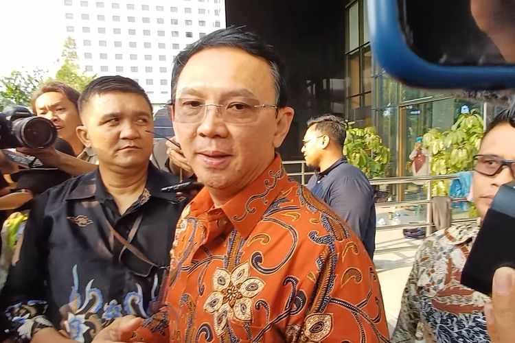 Komisaris PT Pertamina Basuki Tjahaja Purnama alias Ahok akhirnya keluar dari gedung Merah Putih Komisi Pemberantasan Korupsi (KPK) setelah diperiksa selama sekitar 6,5 jam, Selasa (7/11/2023).