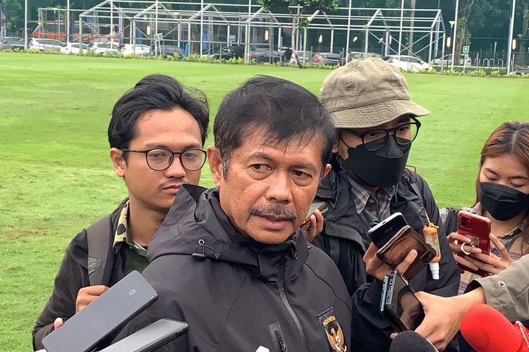 Pelatih timnas U22 Indonesia, Indra Sjafri, saat berbicara mengenai persiapan skuad Garuda Nusantara jelang SEA Games 2023 di Lapangan A GBK, Senayan, Jakarta, pada Kamis (2/3/2023). Indra Sjafri juga mengungkapkan target timnas U22 Indonesia di SEA Games 2023. Terkini, Indra Sjafri mengatakan bahwa dirinya telah memilih 20 pemain terbaik yang akan membela timnas U22 Indonesia di SEA Games 2023 Kamboja.