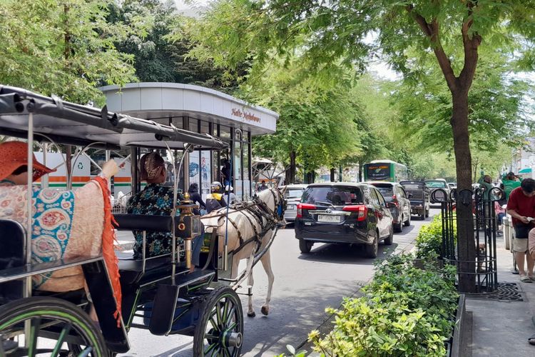 Kawasan Malioboro dipenuhi wisatawan pada hari libur. 