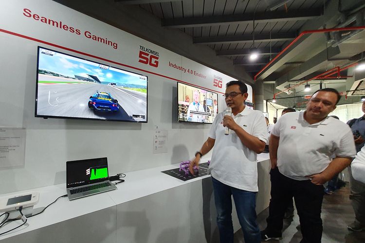 VP Technology and System Telkomsel Indra Mardiatna (kiri) menjelaskan contoh implementasi jaringan 5G untuk keperluan industri di kantor Telkomsel di Batam, Kamis (28/11/2019). 
