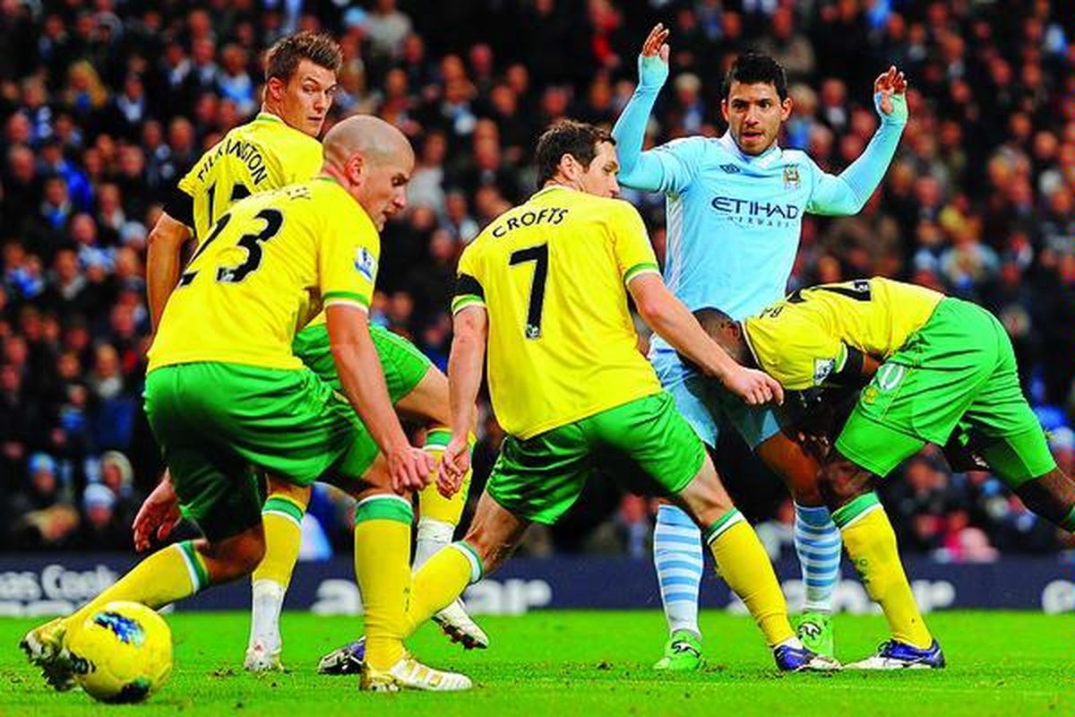 Penyerang Manchester City asal Argentina, Sergio Aguero (kedua dari kanan), mencetak gol pembuka ke gawang Norwich City dalam laga lanjutan Liga Inggris di Stadion Etihad, Manchester, Minggu (4/12) dini hari WIB. Tim Biru Langit Manchester City menang 5-1. Kemenangan itu membawa mereka mantap di puncak klasemen sementara.
