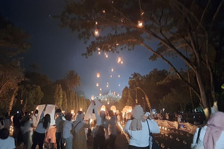 Masyarakat antusias menerbangkan lampion pada puncak peringatan Tri Suci Waisak 2566 BE, di pelataran Candi Borobudur, Magelang, Jawa Tengah, Senin (16/5/2022) malam.