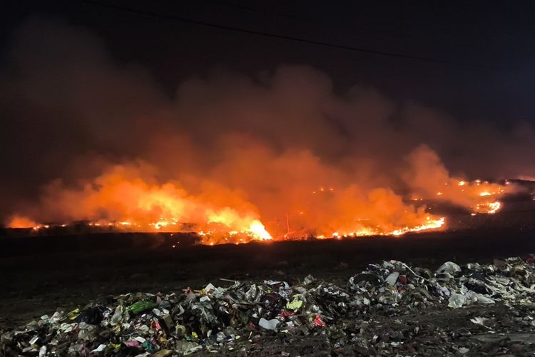 Hari Kedua Kebakaran TPA Jatiwaringin Belum Terkendali, Titik Api Terus Bertambah