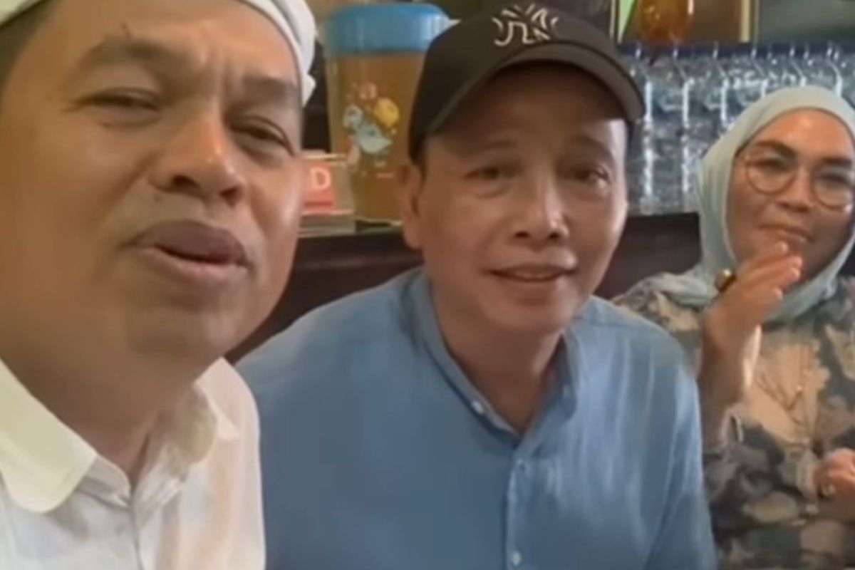 Dedi Mulyadi bersama Ayah Rozak dan Umi Kalsum di restoran milik orangtua Ayu Ting Ting di daerah Jatiwaringin, Bekasi, Sabtu (30/11/2024). 