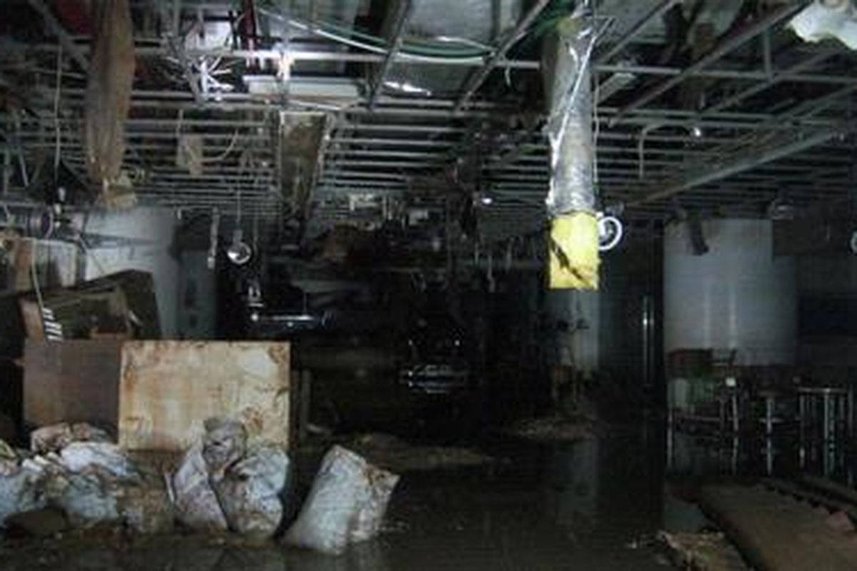 Suasana basement 1 gedung Thamrin Nine Complex, Senin (21/1/2013). Sejumlah interior rusak akibat diterjang banjir pada Kamis pekan lalu.   