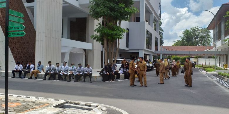 Kepala SMP Negeri se-Kabupaten Indragiri Hulu saat berada di Kejati Riau di Pekanbaru untuk memenuhi pemanggilan terkait kasus pemerasan yang dilakukan oknum Kejari Inhu, Senin (20/7/2020).