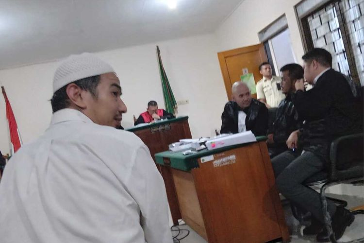 Terdakwa Sugeng Guruh Gautama Legiman (41) saat menjalani sidang lanjutan perkara tabrak lari di Pengadilan Negeri Cianjur, Senin (5/6/2023) malam.