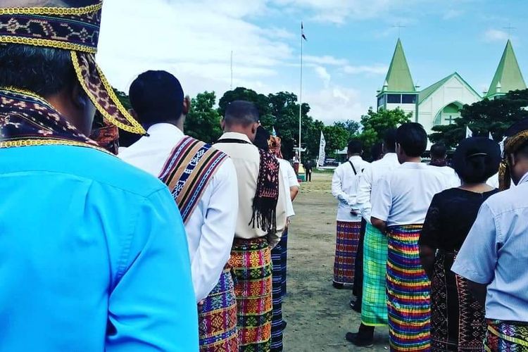Foto : Peserta upacara hari lahir Pancasila di kota Maumere, Kabupaten Sikka, Flores, Sabtu (1/6/2019).   