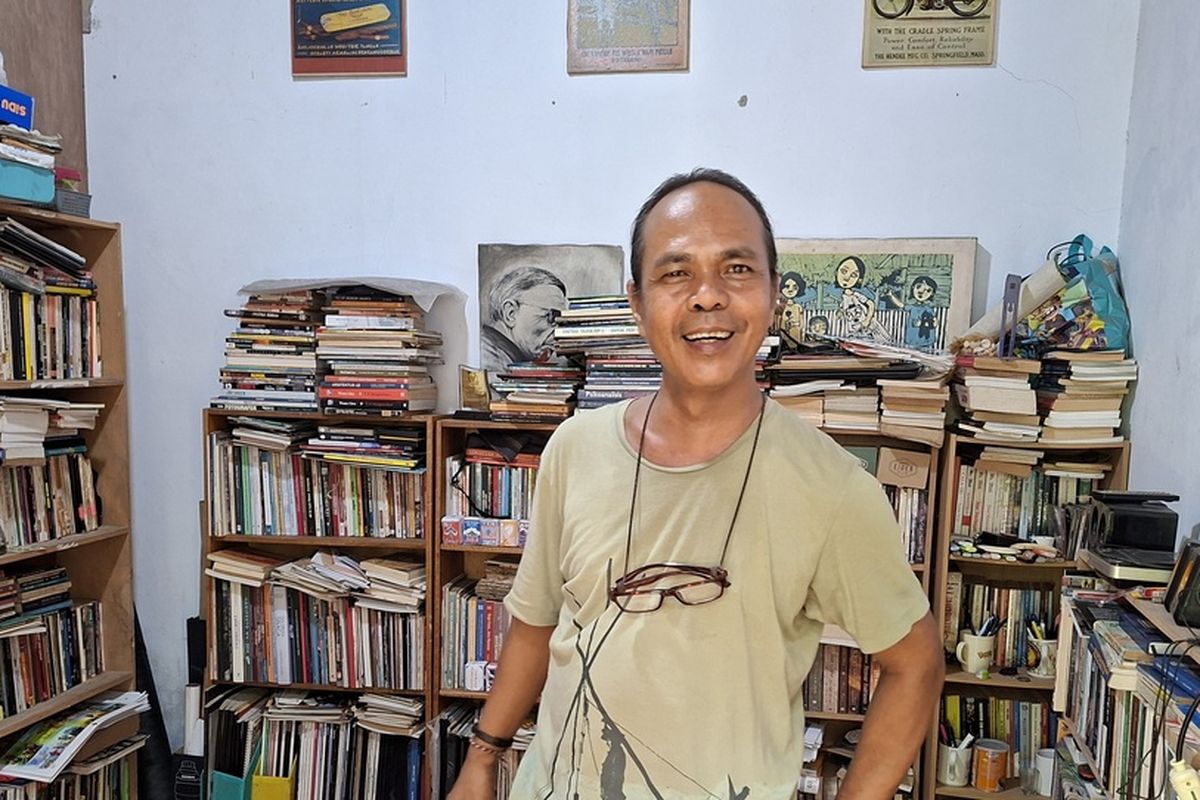 Andom mengelola&nbsp;perpustakaan Rumah Literasi Mata Hati, Yayasan Akar Global Inisiatif, Bengkulu, sejak 2013