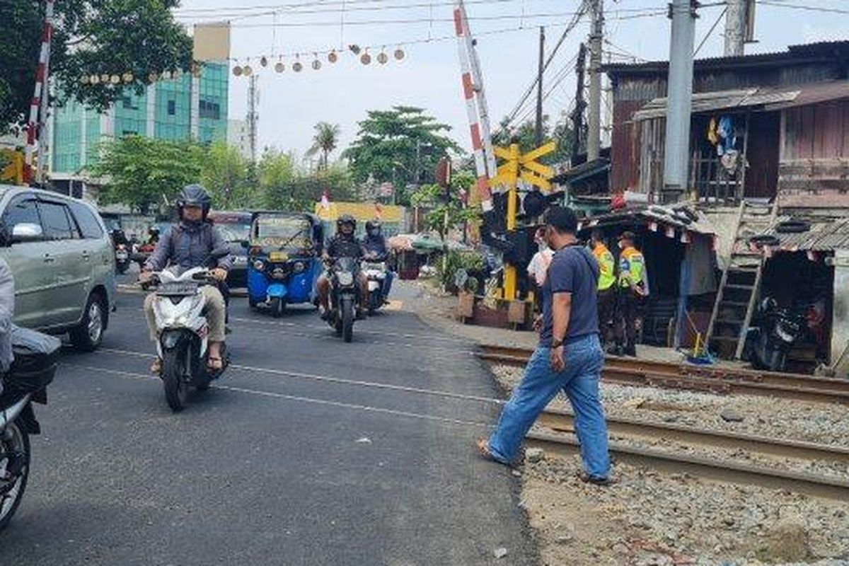 Suasana di pintu perlintasan rel kereta di Pesing, Grogol Petamburan, Jakarta Barat pada Selasa (16/8/2022), yang jadi lokasi pesepeda motor ditabrak kereta bandara.