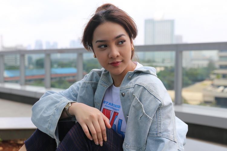 Anya Geraldine berpose saat media visit film Yowis Ben 2 di Menara Kompas, Palmerah, Jakarta Barat, Rabu (27/2/2019). Film Yowis Ben 2 dirilis di bioskop 14 Maret 2019 mendatang.