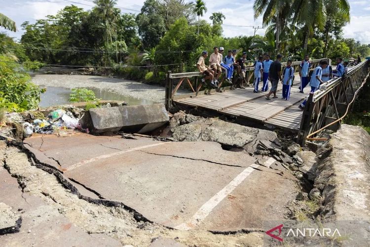Gempa Magnitudo 6,6 Guncang Nabire, Jembatan Kali Siriwini Ambles dan Sejumlah Fasilitas Rusak