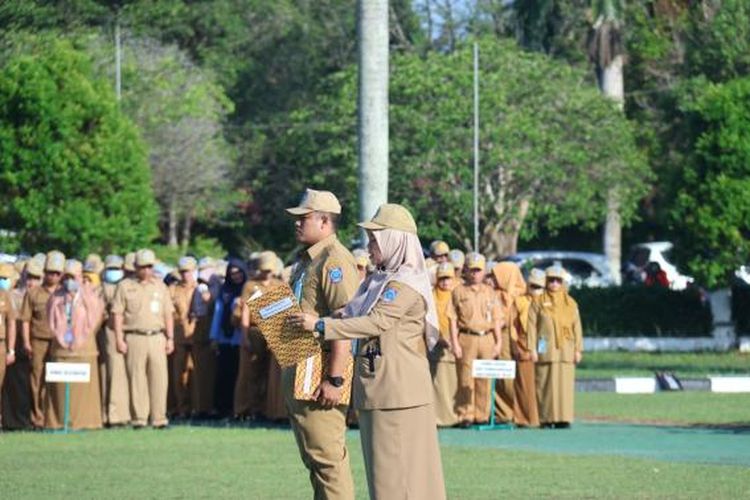 Pegawai Negeri Sipil (PNS) di lingkungan kantor Pemerintah Provinsi Kepulauan Bangka Belitung saat apel upacara bendera, Senin (22/1/2024).