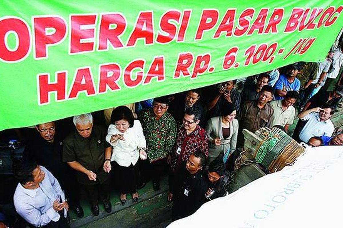 Menteri Perdagangan Mari Elka Pangestu (keempat dari kiri), Menteri Pertanian Suswono, Menteri BUMN Mustafa Abubakar, dan Menteri Koordinator Perekonomian Hatta Rajasa (ketiga dari kiri) menginspeksi penjualan operasi pasar beras di Pasar Induk Beras Cipinang, Jakarta, Kamis (23/12).