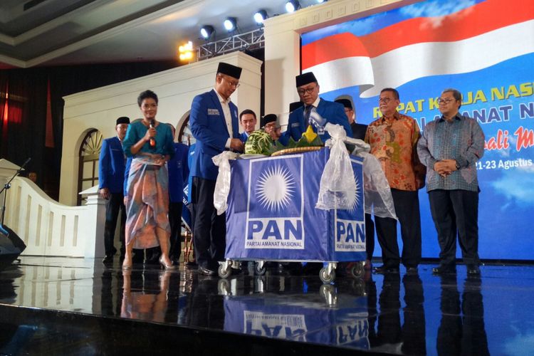 Ketua Umum PAN Zulkifli Hasan memotong tumpeng peringatan HUT PAN dalam pembukaan Rakernas PAN di Bandung, Jawa Barat