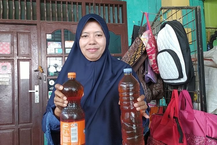 Salah satu warga yang menukarkan minyak jelantah dengan emas di Kota Semarang 