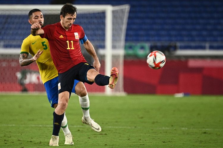 Penyerang Spanyol Mikel Oyarzabal berduel dengan gelandang Brasil Douglas Luiz pada laga perebutan medali emas Olimpiade Tokyo 2020 di  Stadion Internasional Yokohama (Nissan Stadium), Sabtu (7/8/2021) malam WIB.