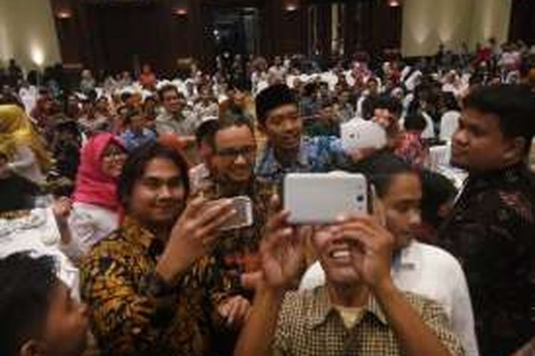 Cagub DKI Anies Baswedan menjadi rebutan objek foto kader KAHMI saat menghadiri peringatan HUT ke-50 KAHMI di Hotel Bidakara, Rabu (28/9/2016) malam.