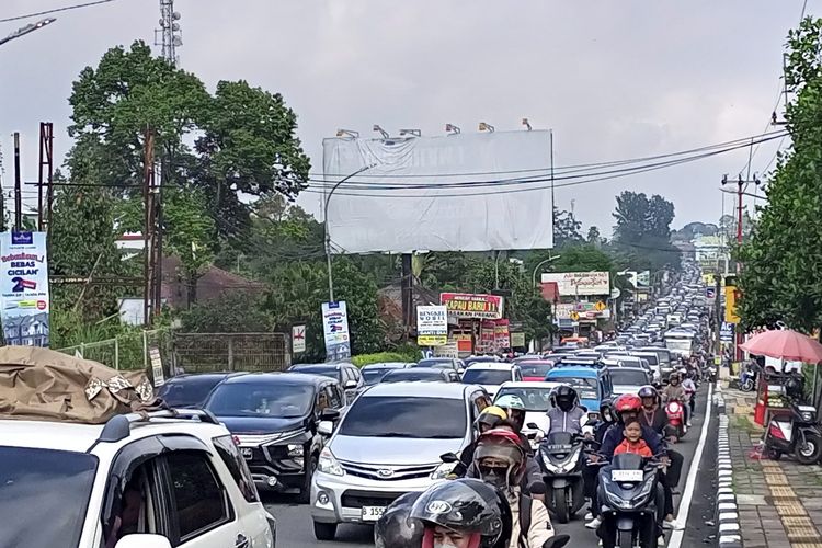 Kemacetan terjadi di Jalan Raya Puncak, Bogor, Jawa Barat, Jumat (12/4/2024).