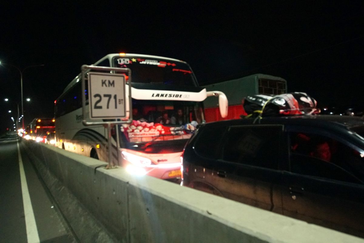 Peenumpukan keendaraan pemudik di Brexit, Brebes, Jawa Tengah, Rabu (13/6/2018). Penumpukan kendaraan terjadi akibat antrean panjang di beberapa pintu tol di ruas tol Pejagan-Pemalang.