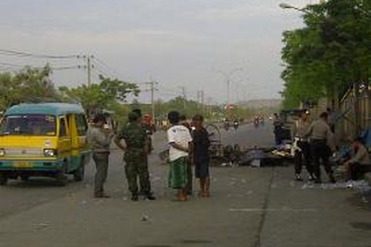 Aparat keamanan berjaga di lokasi bentrokan antara rombongan pendekar silat dengan warga di Jembatan Branjangan, yang merupakan wilayah perbatasan antara Kota Surabaya dengan Kabupaten Gresik, Jawa Timur, Selasa 926/11/2013).