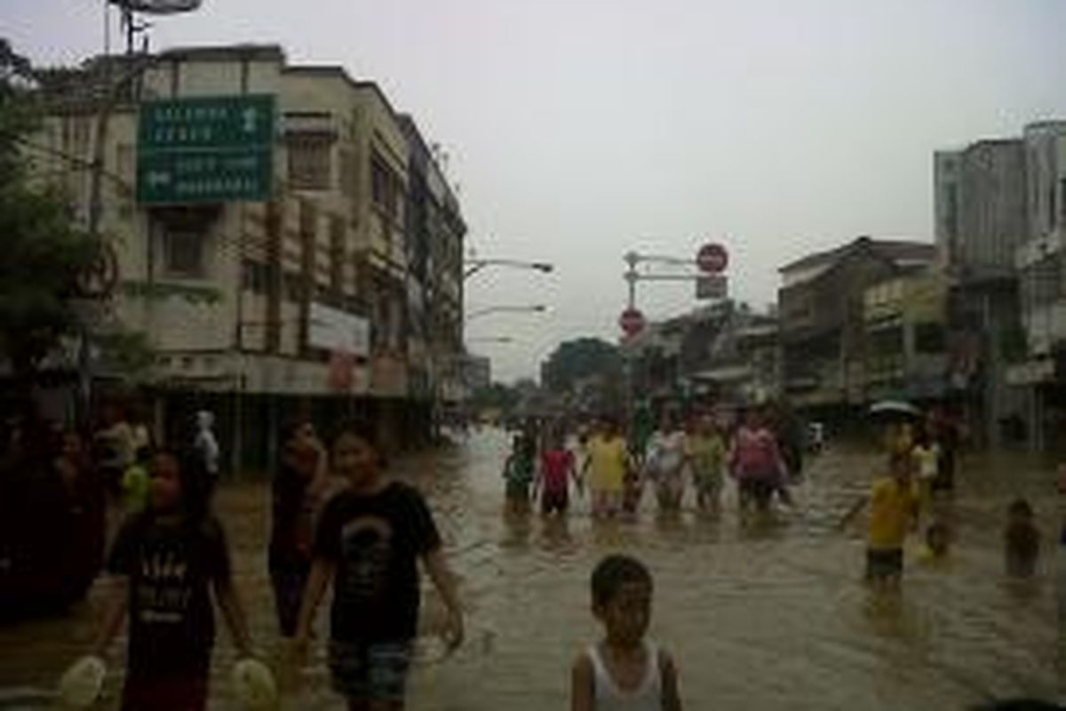 Ratusan toko di kawasan Jalan Jatinegara Barat, Kampung Pulo, Jatinegara, Jakarta Timur tutup akibat banjir. Senin (13/1/2014).