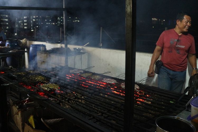 Tempat memanggang hasil laut di kios foodcourt milik Idris, PIM Muara Baru, Jakarta Utara, Rabu (18/12/2019). Harga biaya jasa membakar daging Rp 25.000 per kilogram.